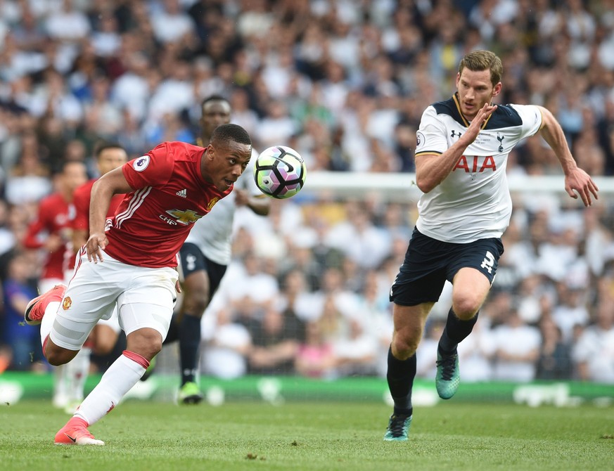 epa05964368 Tottenham&#039;s Jan Vertonghen (R) vies for the ball against Manchester United&#039;s Anthony Martial (L) during the English Premier League soccer match between Tottenham Hotspur and Manc ...