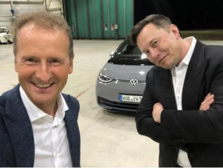 Herbst 2020: VW-Chef Herbert Diess und Tesla-CEO Elon Musk testen das E-Auto ID.3.