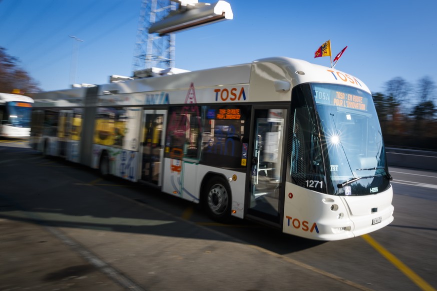 Un bus articule 100% electrique de type TOSA arrive pour le voyage inaugural des deux premiers bus de la sorte, qui opereront des le 10 decembre prochain sur la ligne 23 du reseau des transports publi ...