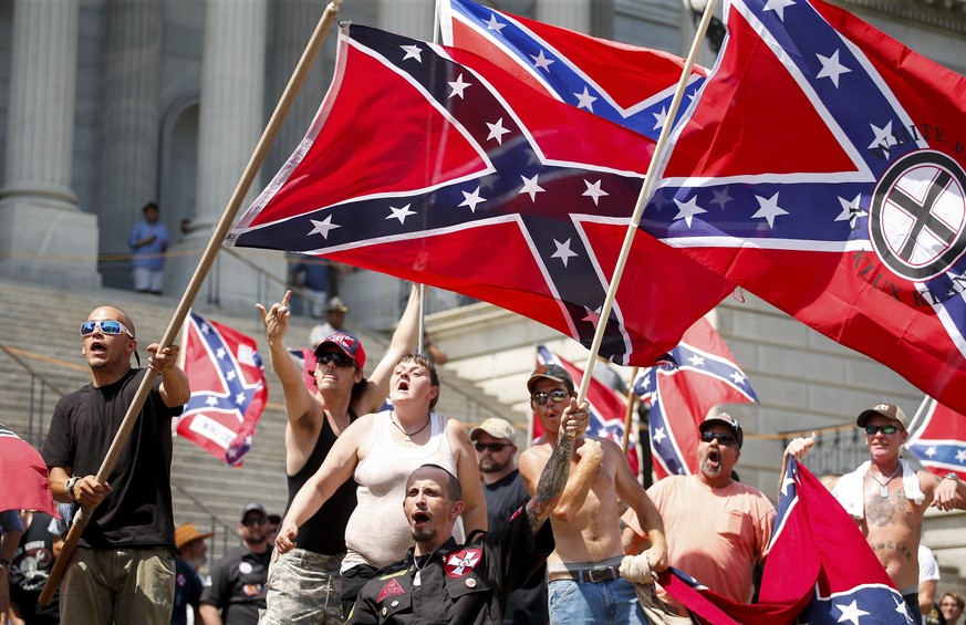 Rassisten-Demo: Klan-Mitglieder marschieren in Columbia für die «Dixie-Flag».