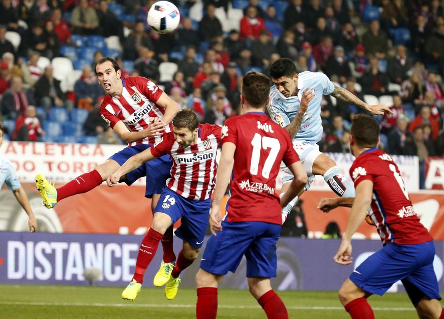 Gleich zweimal köpft Pablo Hernandez (in blau) für Celta Vigo ein.