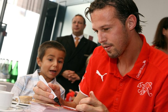 Streller signiert 2009 als Nationalspieler Autogrammkarten – West Ham wäre seine Unterschrift mehrere Millionen Franken wert.