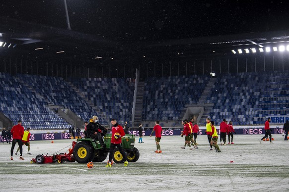 Un chasse-neige passe entres les joueurs pour d�blayer la neige, lors de la rencontre de football de Super League entre le FC Lausanne-Sport, LS, et le FC Sion, ce samedi 23 janvier 2021 au stade de l ...