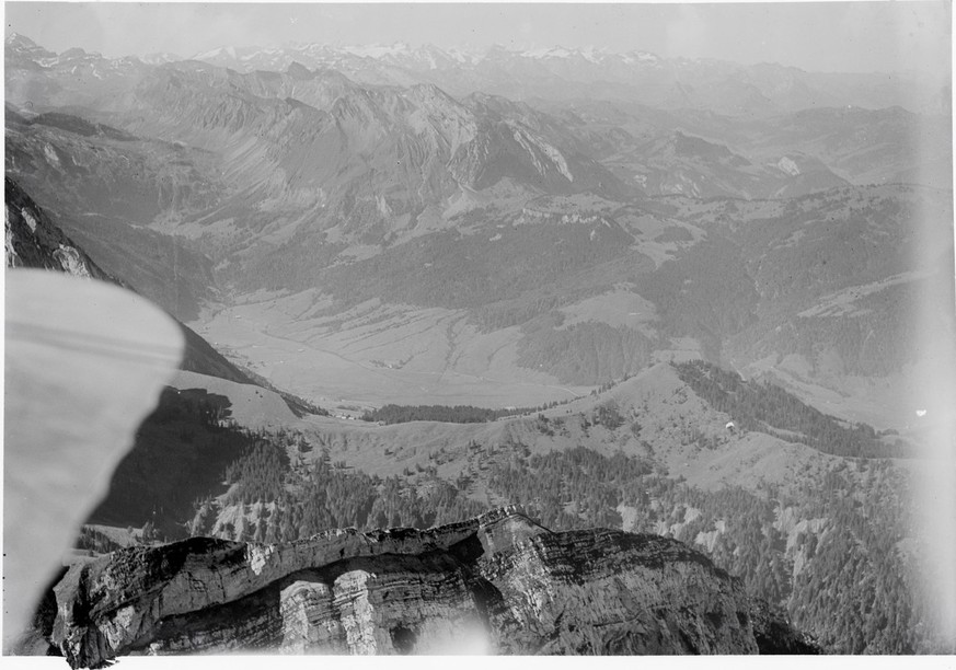 istorisches Luftbild von Innerthal, Fluebrig von Walter Mittelholzer von 1923
https://de.wikipedia.org/wiki/Innerthal#/media/Datei:ETH-BIB-Innerthal,_Fluebrig-Inlandfl%C3%BCge-LBS_MH01-003488.tif