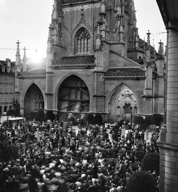 Menschen versammeln sich am 8. Mai 1945, dem Tag der Kapitulation Deutschlands, vor dem Berner Muenster, um das Kriegsende in Europa zu feiern. (KEYSTONE/PHOTOPRESS-ARCHIV/Str)