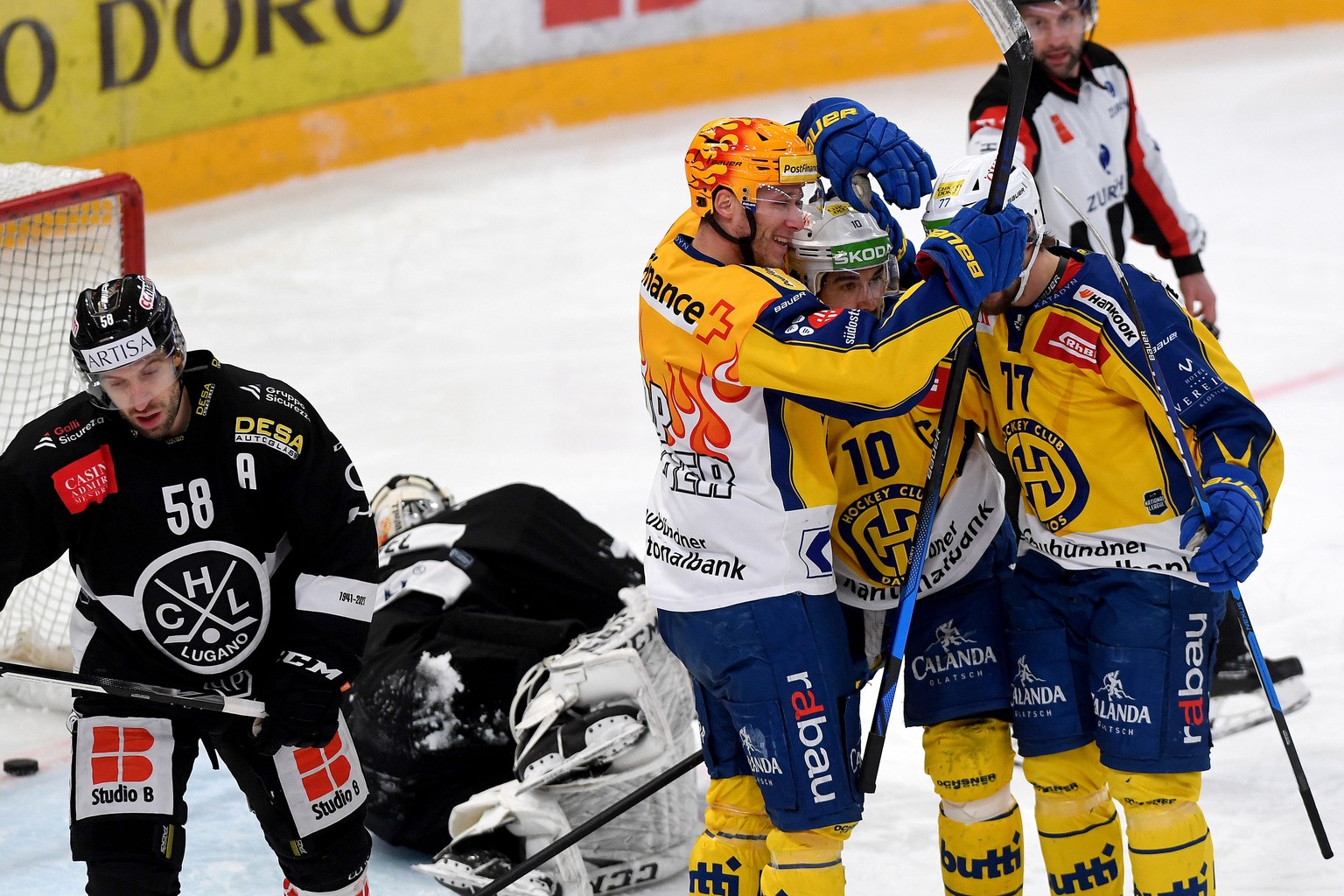 Davos ?s player Andres Ambuehl, center Nr. 10, celebrate the 0 - 1 with Team mate, during the preliminary round game of National League A (NLA) Swiss Championship 2020/21 between HC Lugano against HC  ...
