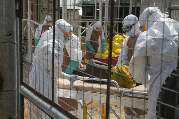 Britische Helfer pflegen einen infizierten Mann in einer Klinik ausserhalb der Hauptstadt Freetown.