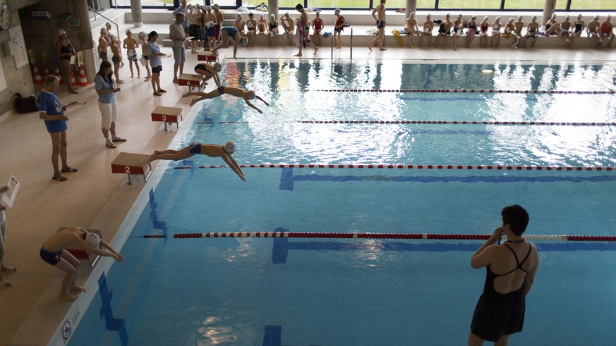&quot;De schnaellscht Zuerifisch&quot;, der Schwimmwettbewerb fuer Zuercher Schueler, findet im Hallenbad Altstetten statt, aufgenommen am 6. Maerz 2013 in Zuerich. (KEYSTONE/Gaetan Bally)