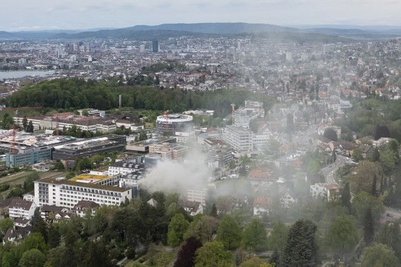 Die Feuerwehr versucht den Brand im Dachstock der Klinik Hirslanden zu loeschen, aufgenommen am Montag, 10. Mai 2021 in Zuerich. (KEYSTONE/Ennio Leanza)