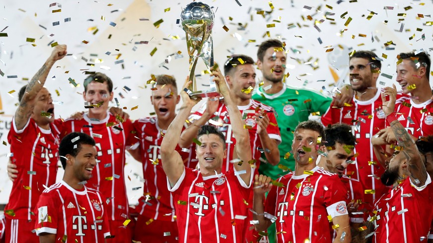 epa06127305 Bayern&#039;s Robert Lewandowski (C) celebrates with his team on the podium after winning the German Supercup soccer match between Borussia Dortmund and FC Bayern Munich in Dortmund, Germa ...