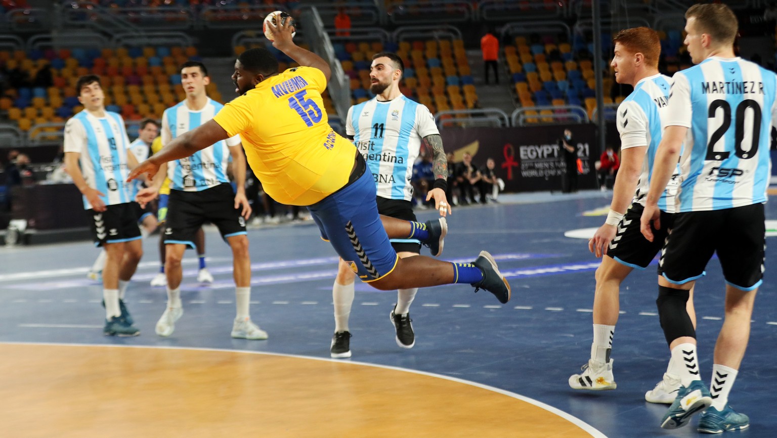 epa08939665 Gauthier Mvumbi Thierry (C) of Congo attempts to score during the match between Argentina and D.R. Congo at the 27th Men&#039;s Handball World Championship in Cairo, Egypt, 15 January 2021 ...