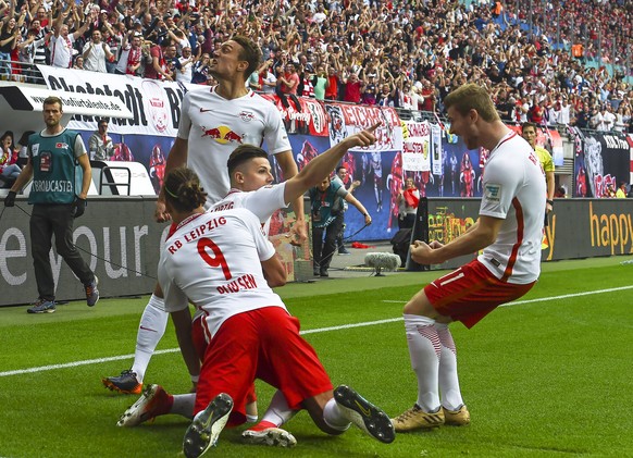 epa05961242 Leipzig&#039;s Marcel Sabitzer (C) celebrates with his teammates after scoring the opening goal during the German Bundesliga soccer match between RB Leipzig and Bayern Munich in Leipzig, G ...