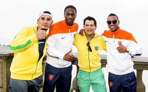 Kongolo und Mitspieler&nbsp;Jonathan de Guzman lassen sich mit brasilianischen Fans ablichten.