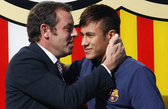 epa04036476 (FILE) A file picture dated 03 June 2013 shows Brazilian forward Neymar (R) being greeted by FC Barcelona&#039;s President Sandro Rosell (L) during his presentation as new player of the Sp ...