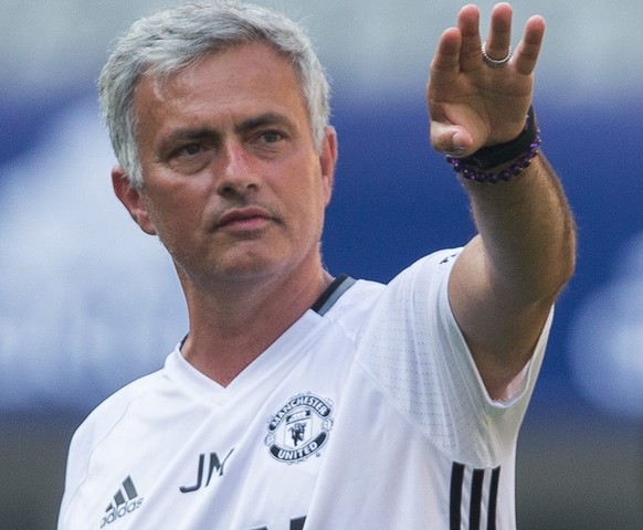 epa05435979 A picture made available on 22 July 2016 shows Portuguese football manager Jose Mourinho (R), manager of Manchester United, gesturing during a training session in Shanghai, China, 21 July  ...