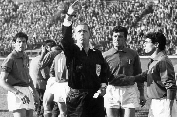Tumultartige Szenen am 2. Juni 1962 vor 66.000 Zuschauern im Nationalstadion in Santiago de Chile im Fuall-WM-Gruppenspiel zwischen Italien und Chile. Wieder liegt ein Spieler verletzt am Boden, und e ...