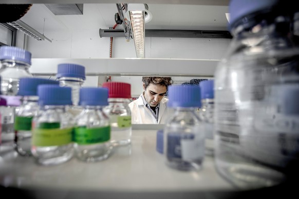 Der Krebsforscher Andrea Alimonti arbeitet mit chemischen Substanzen, im Laboratorium des Krebsforschungsinstituts (IOR) in Bellinzona, am Dienstag, 3. Februar 2015. Alimonti, der sich im Bereich der  ...