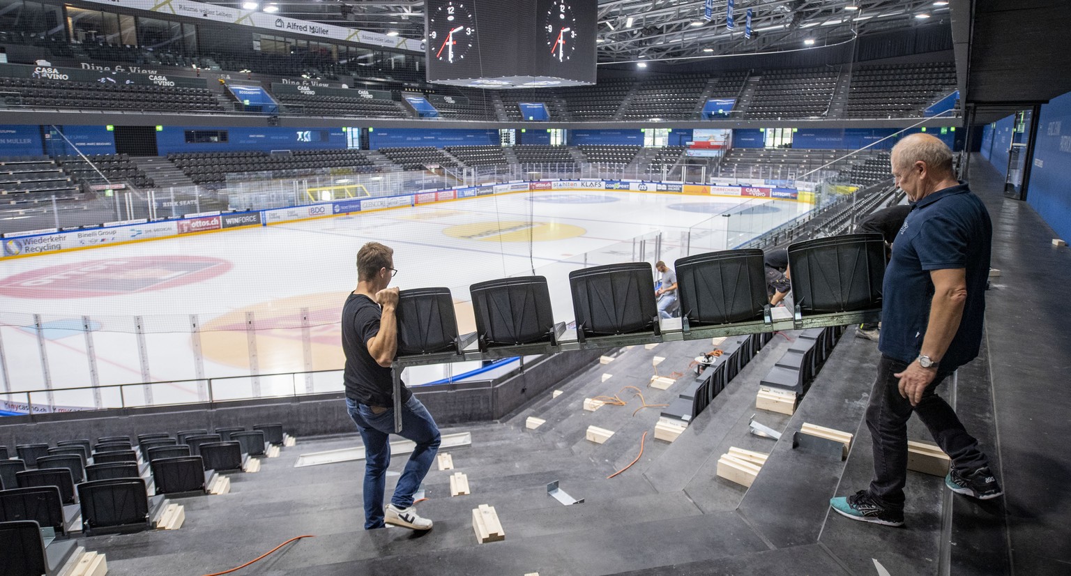 Im Eishockeystadion Bossard Arena des EV Zug werden in den Stehrampen die neuen Sitzplaetze montiert, dies wegen den Vorsichtsmassnamen waehrend der Corona Pandemie am Montag, 14. September 2020 in Zu ...