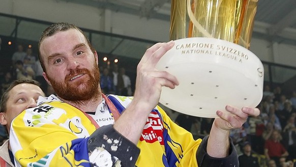 HC Davos Verteidiger Marc Gianola stemmt den Pokal in die Hoehe bei der Siegerehrung nach dem Gewinn des Meistertitels im siebten der Best of Seven Serie Eishockey Playoff-Final-Spiel der National Lea ...