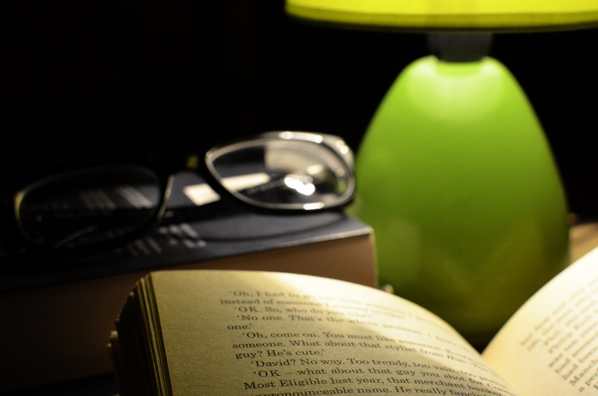 Ist es wirklich schädlich, bei schlechtem Licht zu lesen?