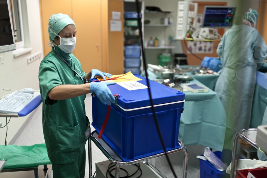 THEMENBILD ZUR ORGANSPENDE-INITIATIVE --- Die Kuehlbox mit dem Spenderherz kommt im Operationssaal des Kinderspitals Zuerich an, aufgenommen am Dezember 2011 in Zuerich. Es ist in der Schweiz die zwei ...