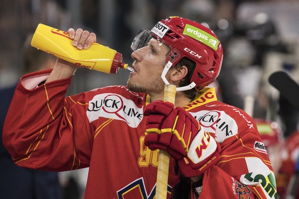 Biels Damien Brunner trinkt im Eishockey Meisterschaftsspiel der National League zwischen dem EHC Biel und dem Geneve Servette HC, am Freitag, 21. September 2018, in der Tissot Arena in Biel. (KEYSTON ...