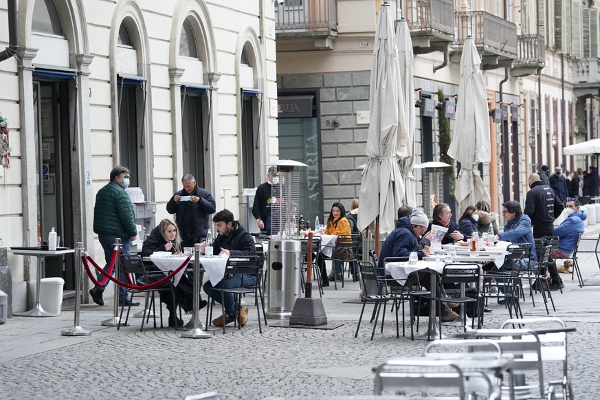 epa08979999 Piedmont returns to the yellow zone and reopens its bars and restaurants, in Turin, Italy, 01 February 2021. COVID-19 restrictions came down in many parts of Italy on Monday, with most of  ...