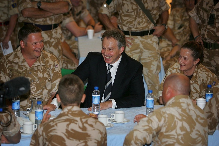Tony Blair mit britischen Soldaten 2007 in Basra, Irak.
