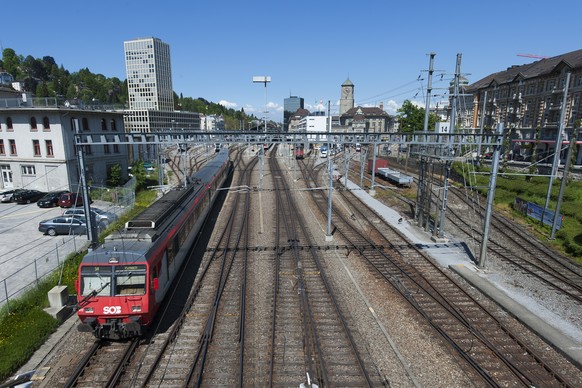 ZUR MK UEBER SELBSTFAHRENDE ZUEGE BEI DER SUEDOSTBAHN, AM DONNERSTAG, 15. JUNI 2017, ERHALTEN SIE FOLGENDE THEMENBILDER ---- A train composition of the Suedostbahn (Swiss South Eastern Railway, SOB) l ...