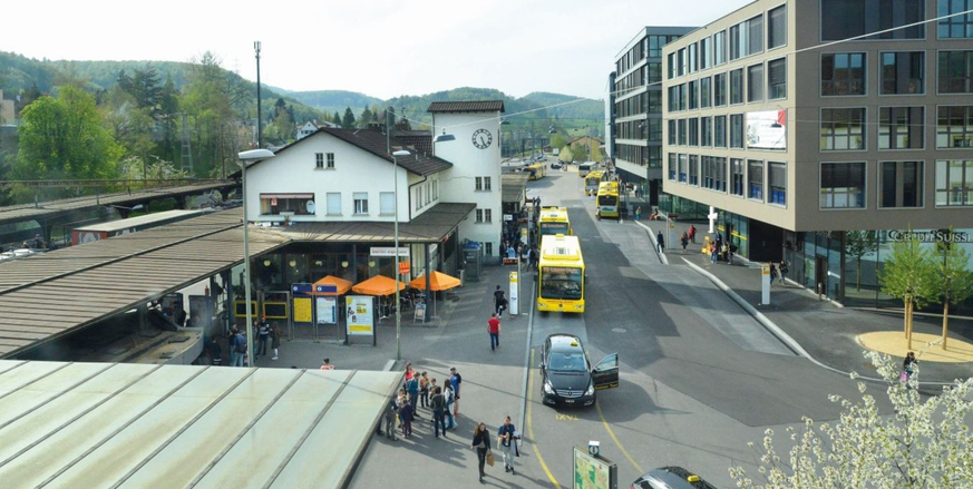 Der Liestaler Bahnhof wird in den kommenden zehn Jahren sein Gesicht stark verändern. So wird das Bahnhofsgebäude (links) abgerissen. Die SBB wollen neue Grossbauten errichten. Darin wäre eine Uni-Fak ...