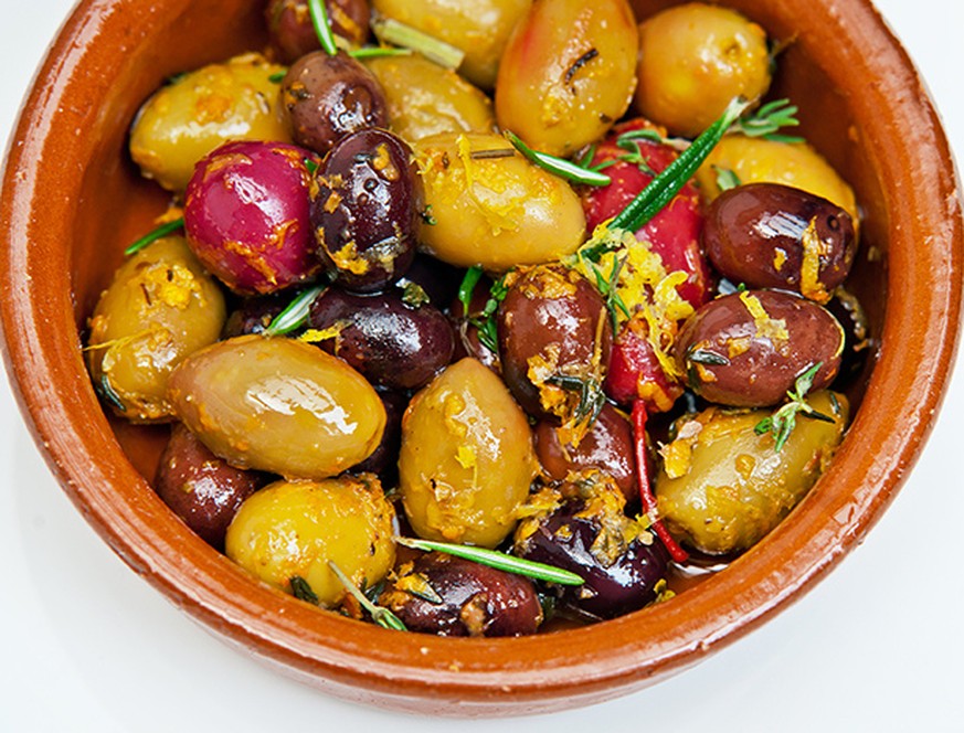 SALINAS marinierte oliven spanien tapas http://salinasnyc.com/recipe-aceitunas-marinadas-marinated-olives/