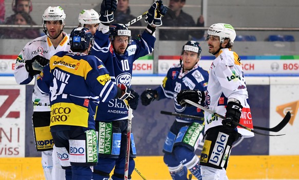 Ambri&#039;s Janne Pesonen, center, celebrates the 1-1 goal, during the preliminary round game of National League A (NLA) Swiss Championship 2016/17 between HC Ambri Piotta and EHC Biel, at the ice st ...