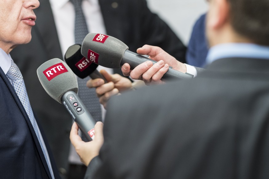 Bundeshausjournalisten der SRG SSR Kanaele der drei Sprachregionen, RTR, SRF und RSI, strecken ihre Mikrofone zu Bundesrat Ueli Maurer, der vor den Medien die Argumente fuer die neue Finanzordnung 202 ...