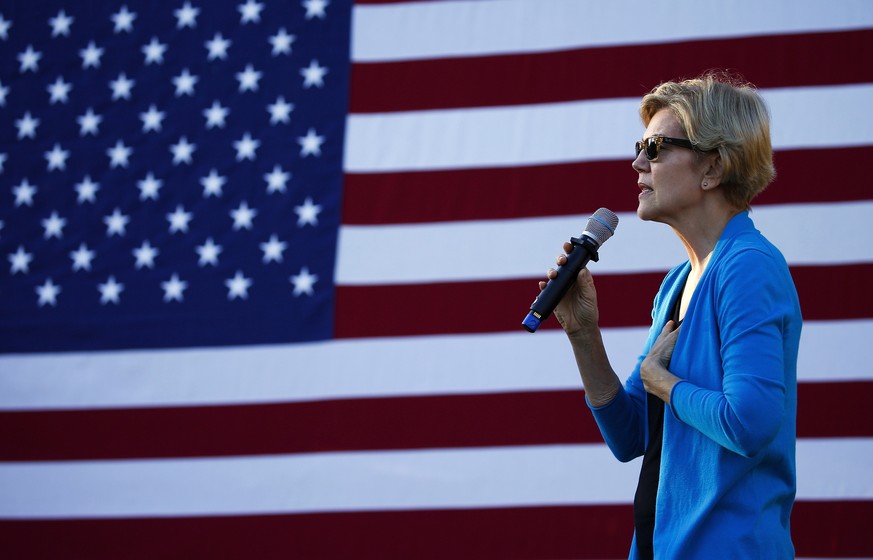 epa07875262 Democratic candidate for United States President, Senator Elizabeth Warren, addresses a crowd of supporters at a campaign stop in Hollis, New Hampshire, USA 27 September 2019. EPA/CJ GUNTH ...