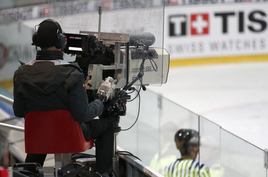 A TV man films during the ice hockey Champions League match 1/8 Final between HC Fribourg-Gotteron and KalPa Kuopio of Finland, in Fribourg, Switzerland, Tuesday, November 8, 2016. (KEYSTONE/Thomas Ho ...