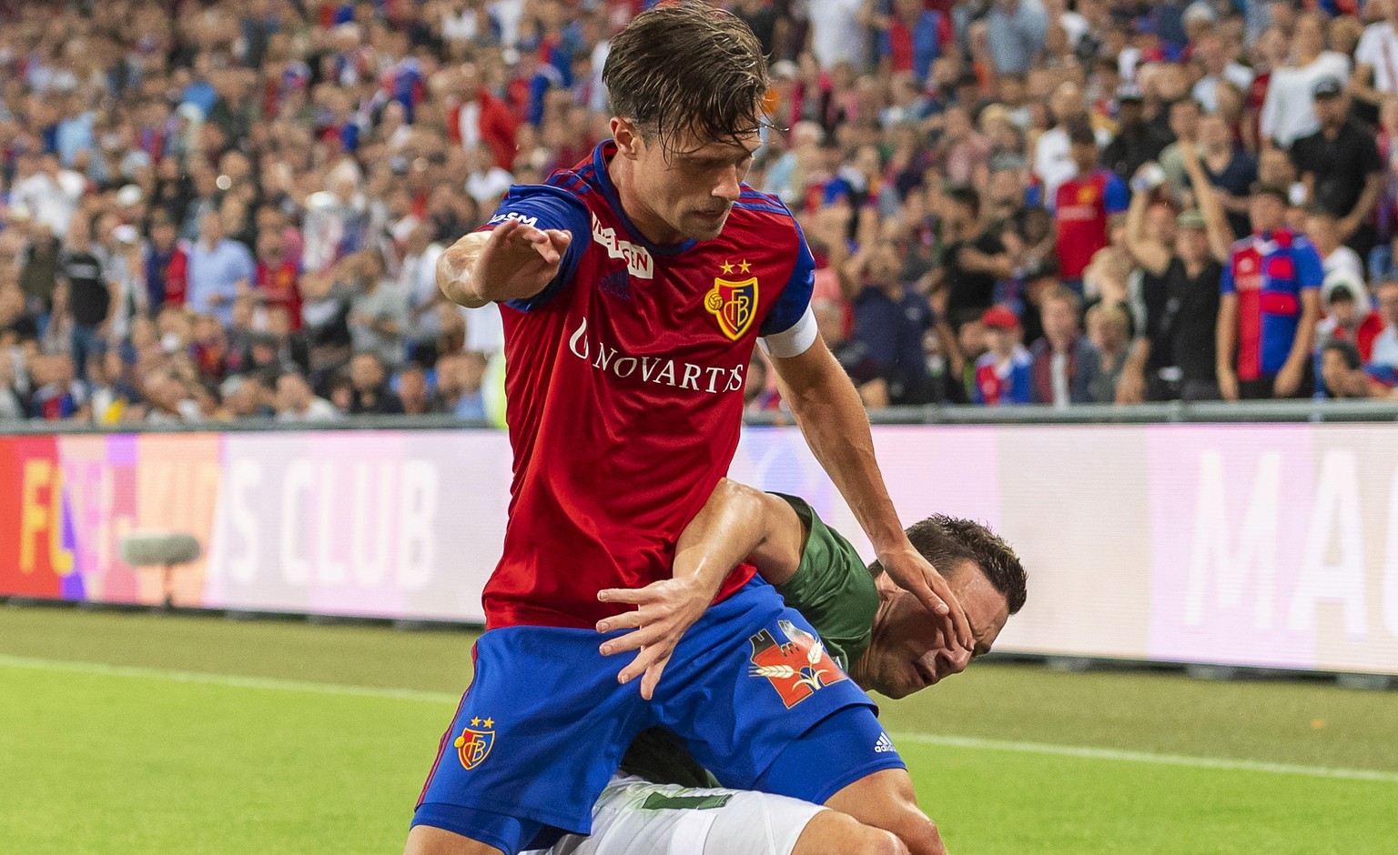 epa07748962 Basel&#039;s Valentin Stocker (up) in action against PSV Eindhoven&#039;s Nick Viergever (bottom) during the UEFA Champions League second qualifying round, second leg soccer match between  ...