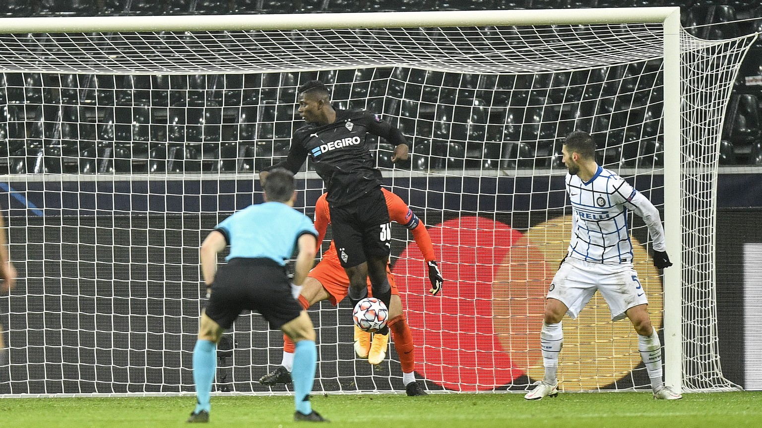 Moenchengladbach&#039;s Breel Embolo stands offside in front of Inter keeper Samir Handanovic when Borussia scored their third goal that was later cancelled during the Champions League, Group B, socce ...