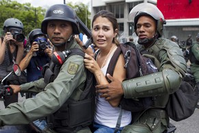 Festgenommene Demonstrantin in Caracas