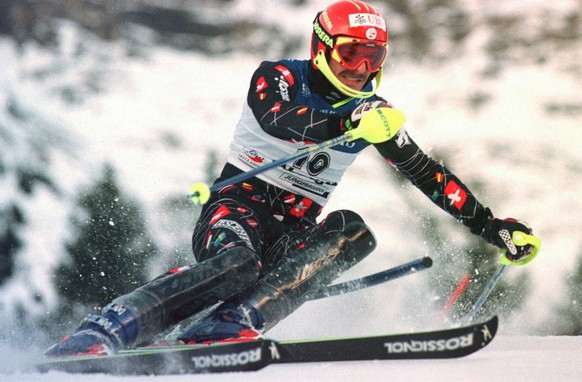 Michael von Gruenigen of Switzerland clears a gate during the first run of today&#039;s men&#039;s ski world cup slalom race, Sunday, January 17, 1999 in Wengen, Switzerland. Von Gruenigen reached the ...