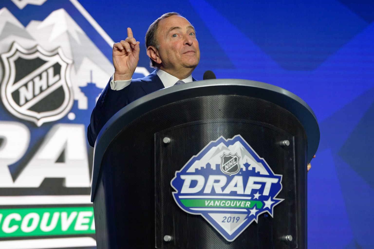 VANCOUVER, BC - JUNE 21: NHL, Eishockey Herren, USA Commissioner Gary Bettman on stage prior to the first round of the 2019 NHL Draft at Rogers Arena on June 21, 2019 in Vancouver, British Columbia, C ...