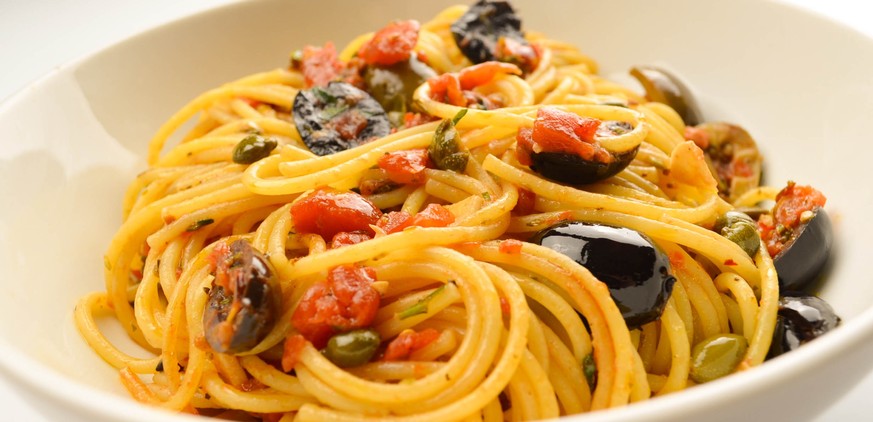 Spaghetti puttanesca oliven kapern sardellen http://monfoodblog.com/2012/10/30/spaghetti-alla-puttanesca-3/