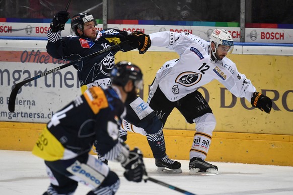 Ambri&#039;s player Dominic Zwerger, left, fight for the puck with LuganoÕs player Luca Cunti, right, during the preliminary round game of National League Swiss Championship 2017/18 between HC Ambr P ...