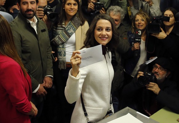 Ciutadans (Citizens) party leader Ines Arrimadas displays her ballot envelope before voting for the Catalan regional election in Barcelona, Spain, on Thursday, Dec. 21, 2017. Catalans are choosing new ...