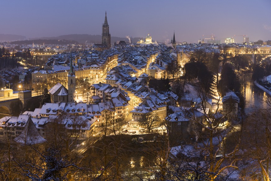 Snow covers the roofs of the houses in the city of Bern, Switzerland, Monday, December 29, 2014. (KEYSTONE/Peter Klaunzer)