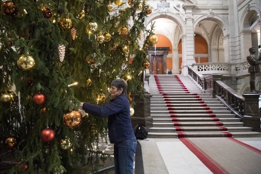 Jacqueline Morier, Gaertnerin des Parlaments, schmueckte einen Weihnachtsbaum in der Eingangshalle des Bundeshauses, am Freitag, 2. Dezember 2016 in Bern. (KEYSTONE/Anthony Anex)