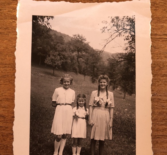 Zwei der jüngeren Schwestern meiner Oma mit dem «Wienerli» (mitte), einem österreichischen Mädchen, das meine Urgrosseltern nach dem Zweiten Weltkrieg für ein Jahr aufnahmen, um es wieder «aufzufütter ...