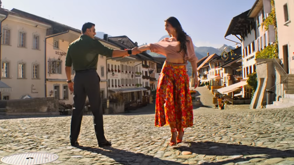 Bollywood-Schauspieler machen ein Tänzchen in der Altstadt von Gruyère.&nbsp;