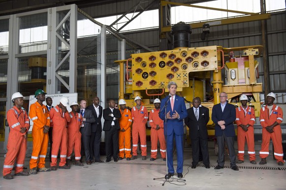 12 Milliarden Dollar für die Stromversorgung: John Kerry auf Firmenbesuch in Angola.
