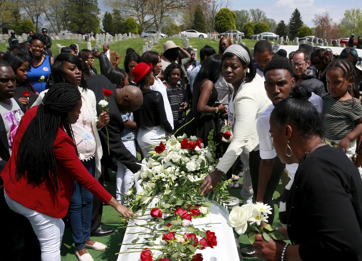 Die Familie des getöteten Freddie Gray bei seiner Beerdigung. Sie appellierten an die aufgebrachte afroamerikanische Bevölkerung, Ruhe zu bewahren.