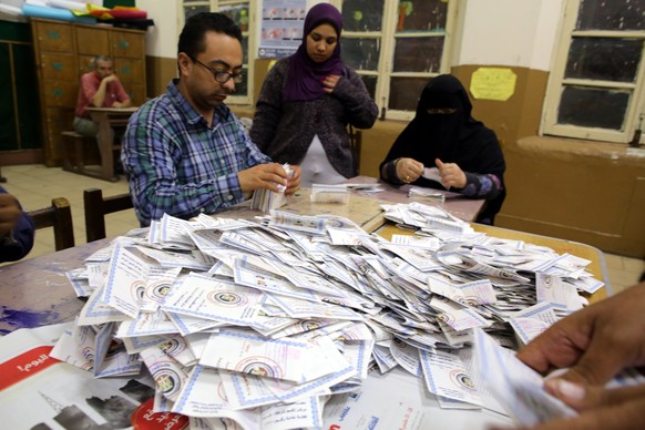 epa06634971 Egyptian electoral workers count ballots at the end of the final day of the Egyptian presidential election in Cairo, Egypt, 28 March 2018. Egyptians continued to head to polls on 28 March  ...